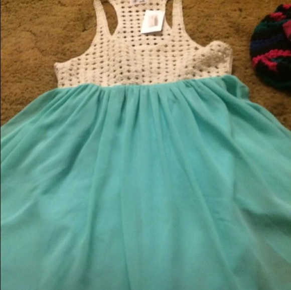 Beautiful dress - Picture 2 of 3